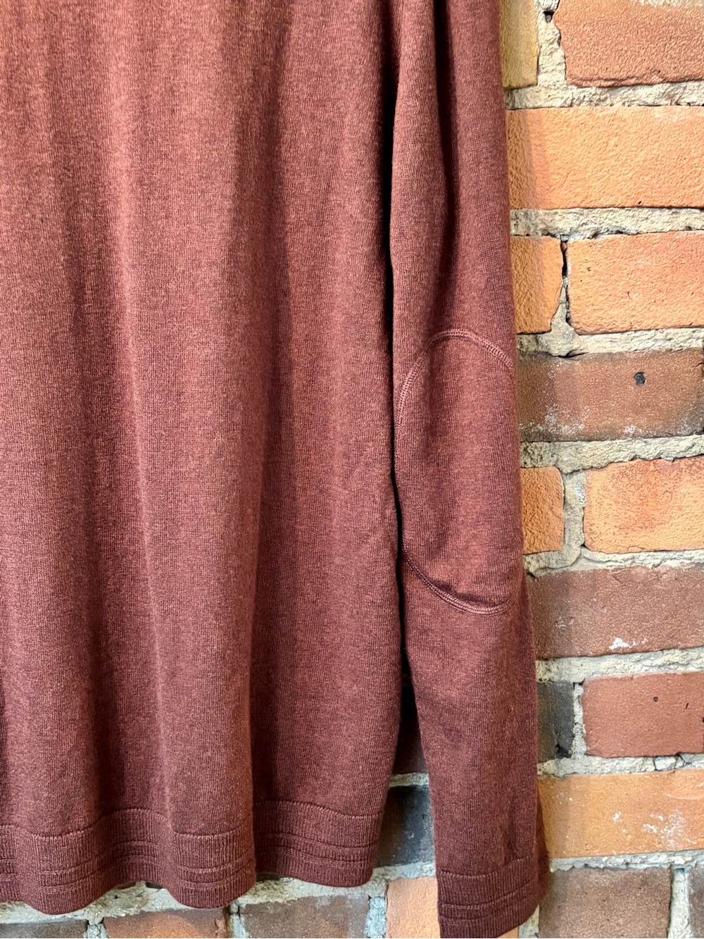 NWT RW&CO Rust Men’s V‑Neck Knit Sweater with Elbow Patches. Size Large. NEW ❤️ - Picture 8 of 12